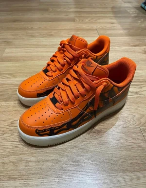 Air Force 1 skeleton orange  - Storlek 41  Använd 2-3 gånger  Lite smutsiga men inte värsta 