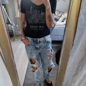 Slitna jeans  - Slitna jeans i oversize boyfriend fit Bra skick 