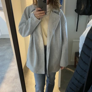 Zara kappa - Säljer denna kappa då den inte används längre 💗 Lite nopprig. XL men passar  mig som S  Köpt på plick. Kontakta om ni vill köpa💗