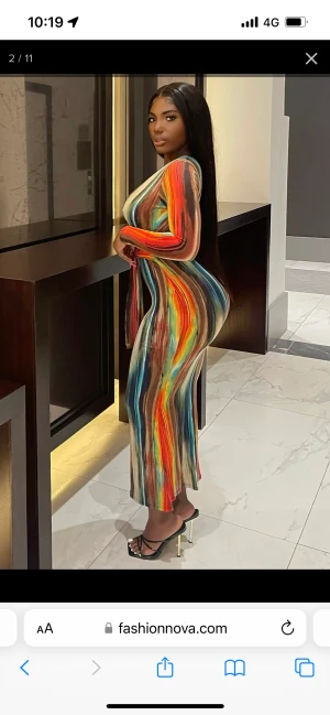 maxi dress - en printad long stretching klänning med juserbara band i storlek M-L