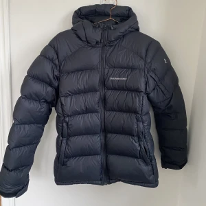 Peak jacka - Säljer min andra peak jacka som är svart. Använd men ser ut som ny. Dragkedjan på den vänsta fickan är sönder men går lika bra att använda den. Storlek M. Nypris 2500. Köparen står för frakten.