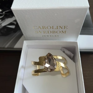 Caroline Svedbom armband - Guld/rosa. Oanvänd och nytt skick. Nypris 1195kr, men kan gå ner till 699kr vid snabb affär! Skickas spårbart - 60kr.  