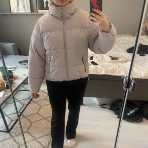 Ljuslila dunjacka - Bra skick! Jag är 169 cm:) 
