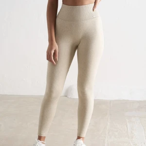 Aimin tights  - Säljer mina aimin tights som är använda 3 gånger så skulle säga att de typ är nya. Säljer även en tröja till i samma färg för 350kr. Tightsen för 400kr.