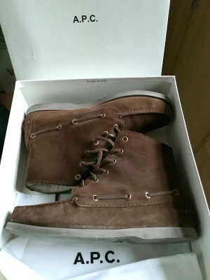 A.P.C. fårskinnsfodrade mockakängor - A.P.C. fårskinnsfodrade mockakängor. Snygga, nätta och varma boots från franska A.P.C. Storlek 41. Använda ett fåtal gånger = som nya. I (sin original)kartong. Originalpris: 4 400 kr