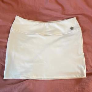 Super fin, vit mini skirt som är lågmidjad (perfekt till sommaren!). Aldrig använd men lappen har jag tagit bort. Sitter tight