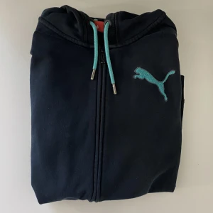 Zip-hoodie - Puma zip hoodie strl L. Köpte den på loppis för ett tag sedan, så den är använd en del. Är ganska urtvättad