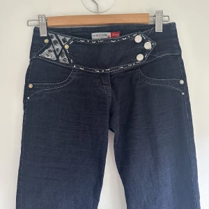 Lågmidjade jeans med detaljer  - SÅ snygga lågmidjade jeans med massor fina detaljer. Raka i modellen och i snygg mörkblå tvätt. Säljer pga för små för mig, det står storlek 8 på lappen i byxan men skulle säga att de är som en XS💗💗