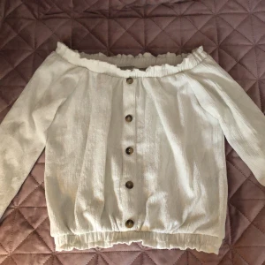 Tunn sommartröja  - Vit långärmad tröja med knappar från H&m, inte använt mycket. 💓