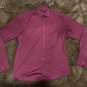 Lila Skjorta Regular Fit S - Lila skjorta från Dressmann i storlek Small regular fit💯 