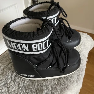 Moon Boot ICON LOW - Moon Boot Classic low glance , black. Storlek 36-38, mycket fint skick.