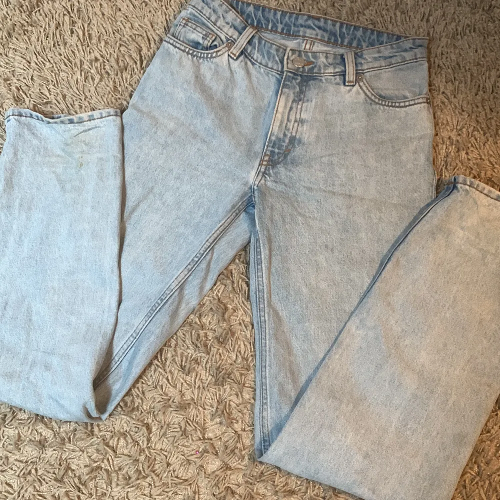 Säljer dessa snygga lågmidjade jeans från monki, dom är ljusblåa och i jättebra skick! Modellen är lite baggy aktig, kolla bild 2💕klicka Inge på ”köp direkt” !!. Jeans & Byxor.