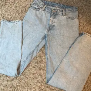 Säljer dessa snygga lågmidjade jeans från monki, dom är ljusblåa och i jättebra skick! Modellen är lite baggy aktig, kolla bild 2💕klicka Inge på ”köp direkt” !!