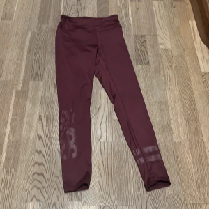 Svea träningsbyxor  - Sköna träningsbyxor från Svea, oanvända och i bra skick! 