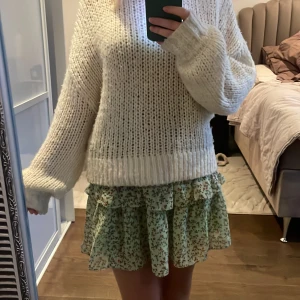 kjol - Snygg kjol som jag köpte för två år sen men inte får tillräckligt med användning av, insydd till att passa en xs/s! Sömmen är inte perfekt eftersom jag gjort den själv men inget som syns när man har på sig kjolen