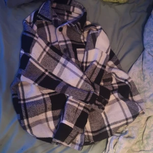 Flanell jacka - En flanell jacka från gina och har inga defekter 