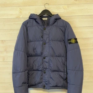 Stone island puffer jacket - En skön stone island jacka som passar lika bra på vinter såsom på hösten  Pris: 3300kr