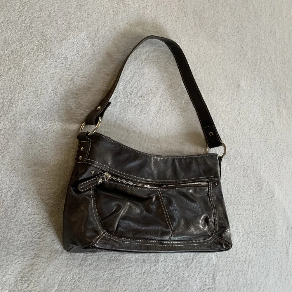 Vintage brun väska med silverdetaljer i mellanstorlek, från okänt märke! Perfekt som skolväska 🖤. Väskor.
