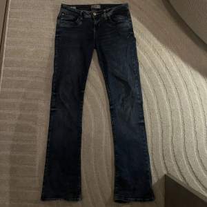 Assnygga lågmidjade jeans från Ltb i modellen valerie. Lite slitna längst ner men inte använda så mycket. Säljer då dom ej kommer till användning. Nypris 800