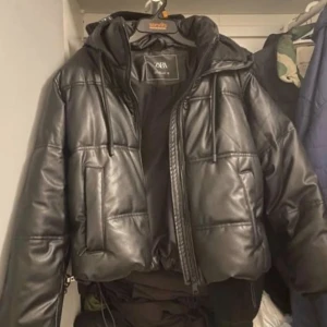 Zara Jacka - Säljer min jacka köpt från Zara för 699 kr. Inte äkta skinn! Skriv för fler bilder eller frågor☺️