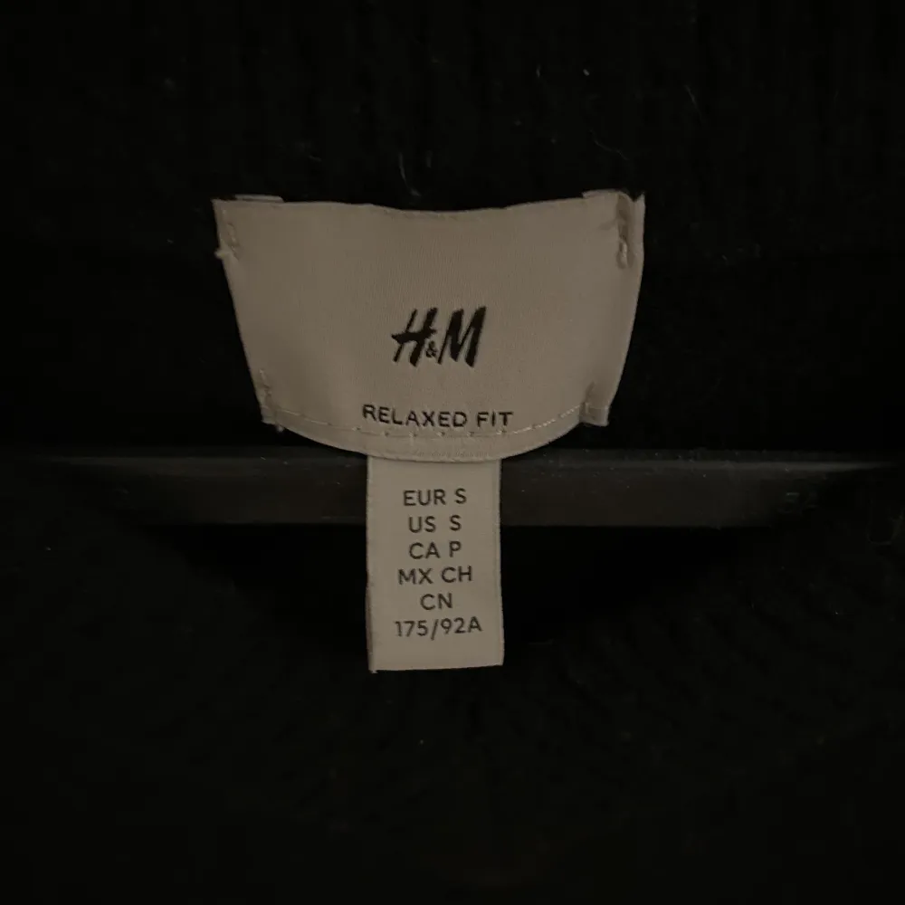 Snygg v-ringad tröja från H&M. Snygg passform. Nypris: 350kr. Stickat.