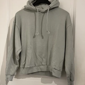 Hoodie - Knappt använd, väldigt fint skick