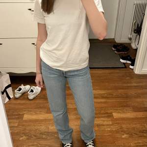 Säljer dessa jeans från weekday. Storlek 25/32. Jag är 162cm och de är lite långa på mig. De är i nyskick. Nypris 500kr mitt pris 250kr + frakt🤎🤎