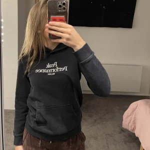 Peak performance hoodie - Säljer denna som jag haft ett tag, använt ganska mycket men inget är fel med den. Den senaste tiden har den bara hängt i garderoben🖤🖤(smutsen som syns i bilden är på spegeln inte tröjan) 