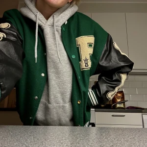 Varsity jacka - Sparsamt använd ,  Orginalpris ca 800❣️  pris kan diskuteras 