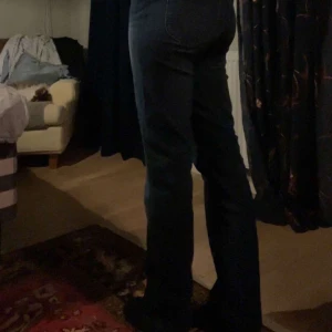 Lee - Säljer mina lee jeans då dom nästan aldrig kommer till användning, dom är i väldigt bra skick och använda ett fåtal gånger. Skriv privat för fler bilder❤️