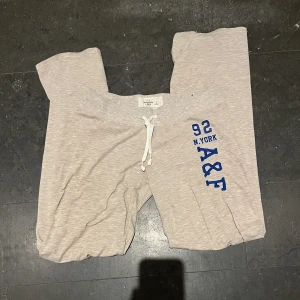abercrombie & fitch mjukisbyxor 💙 - superfina men kommer inte till användning lika mycket! därav säljer jag dem! storlek s! lågmidjade. kan skicka bild på vid önskan! försten till kvarn! 😍