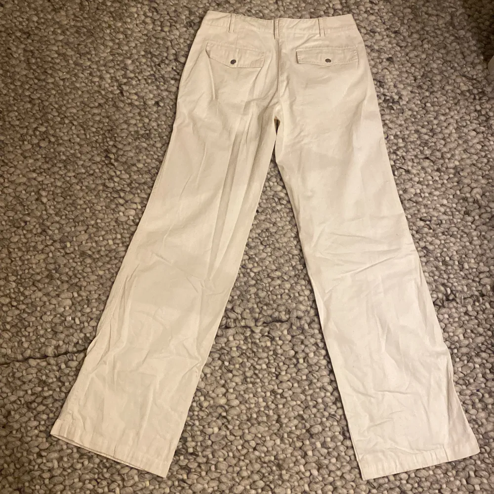 Ett par jättesnygga cargobyxor, säljer pga att de inte kommer till användning❤️Passar jättebra på mig som är 170, nypris: 300kr. Jeans & Byxor.