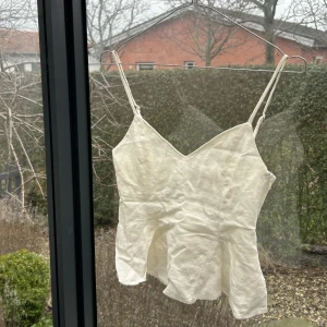 Söt Zara topp - Jättesöt vit topp från Zara, inget sönder🥹💘💖