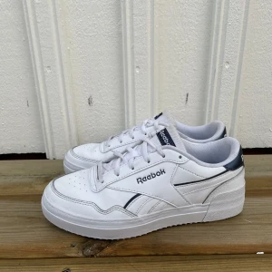 Reebok  - Modellen är Reebok Royal Techque T Bold 2💗 köpta förra året, sparsamt använda! Skriv om ni har frågor!