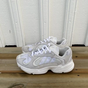 Adidas Originals Yung-1 - Säljer mina adidas yung-1! Väl använda, därav en del fläckar som tyvärr är svåra att få bort pga materialet på skon! Skriv gärna om ni har frågor eller vill ha fler bilder💗💗