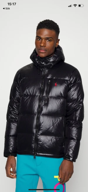 Polo ralp lauren dunjacka - Hej, säljer min vinterjacka då den inte passar längre Bilderna är tagna från internet men jackan är i nyskick då den använts vädligt få gånger Storlek M passar S Nypris är 4,5 men släpper den billigt vid enkel affär