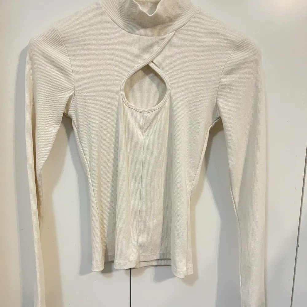 Denna fina tröja använd en gång tidigare. Den är i storlek Xs/S. Köpt från Nelly säljer för 100kr . Toppar.