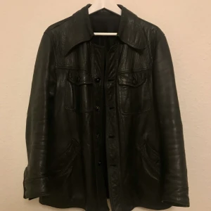 Skinnjacka  - Favorit vintage skinnjacka! Storlek M och pris är 450kr. Skriv gärna om du vill ha mer bilder/detaljer!