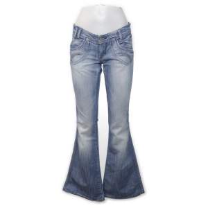 supersnygga lågmidjade jeans som är bootcut❣️⚡️midjemåttet är 76cm och innerbenslängden är 85cm, skriv om du vill köpa 🙏