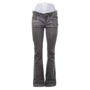snygga lågmidjade jeans!!⚡️⚡️midjemåttet är 80cm och innerbenslängden är 87cm så passar långa personer också!!