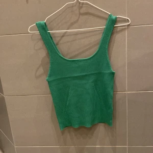 Linne - Grönt linne från Gina. Jätteskönt stickat material. Storlek L men skulle säga att det passar från S och upp beroende på passform. Köpt för ca 300kr 