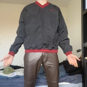 Nike windbreaker - Nike Windbreaker Jag är 184 Cm lång med lite längre armar än vanligt, den sitter sådär Storlek M