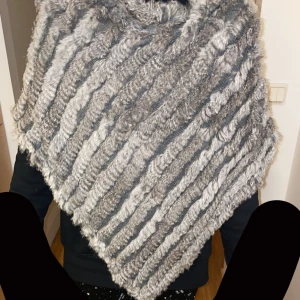 Ponsho  - Fin ponsho äkta päls använd fåtal gånger 