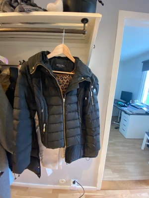 Hollies Jacka - Hej! Säljer min Hollies jacka pga av för liten. 