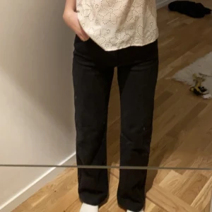 Jeans  - Säljer dessa skit snygga helt nya jeans  från jeans bolaget i st 25/ au 7, modellen är A ’94 high straight.  Passar perfekt på mig som är 1,64 lång   Nypris är 999