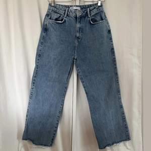 Högmidjade jeans från Zara, använda ett fåtal gånger, nästan som nya! Är i storlek 38, jag är 160cm och dom är lite långa på mig. Originalpris 399kr.