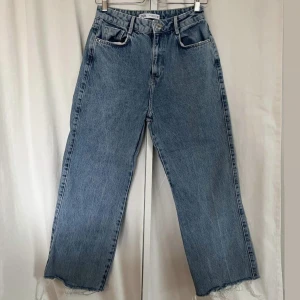 Zara jeans  - Högmidjade jeans från Zara, använda ett fåtal gånger, nästan som nya! Är i storlek 38, jag är 160cm och dom är lite långa på mig. Originalpris 399kr.