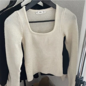 Mango topp  - Säljer denna jättefina toppen från Mango 🫶🏽 Storlek Xs och sitter perfekt