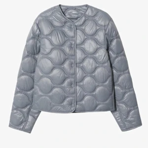 Jacka - Säljer denna superfina och perfekta vårjacka ifrån Mango som jag köpte tidigare i höstas 🙌🏼