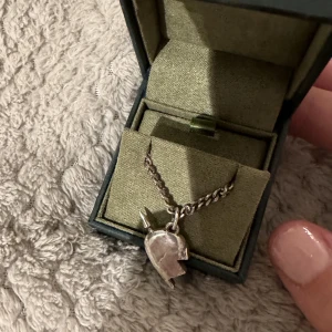 Maria Nilsdotter halsband - Säljer detta otroligt fina halsband som dessvärre inte längre kommer till användning💗